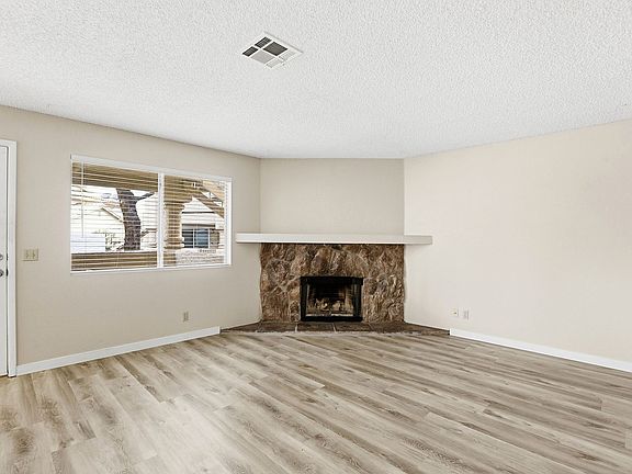 5th image of 916 Rockview Dr Unit 102