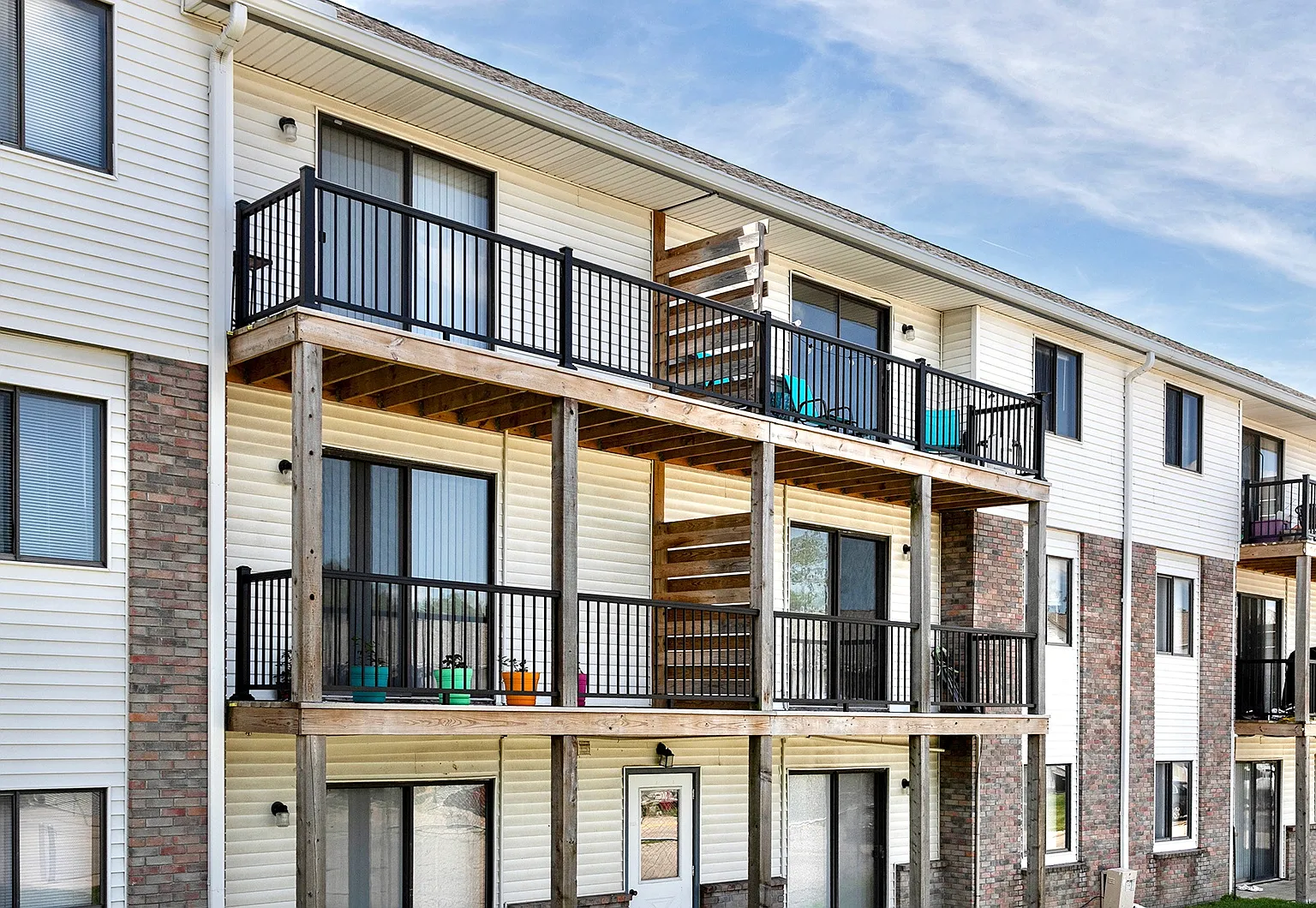 Gold Coast Square Apartments — Photo 2