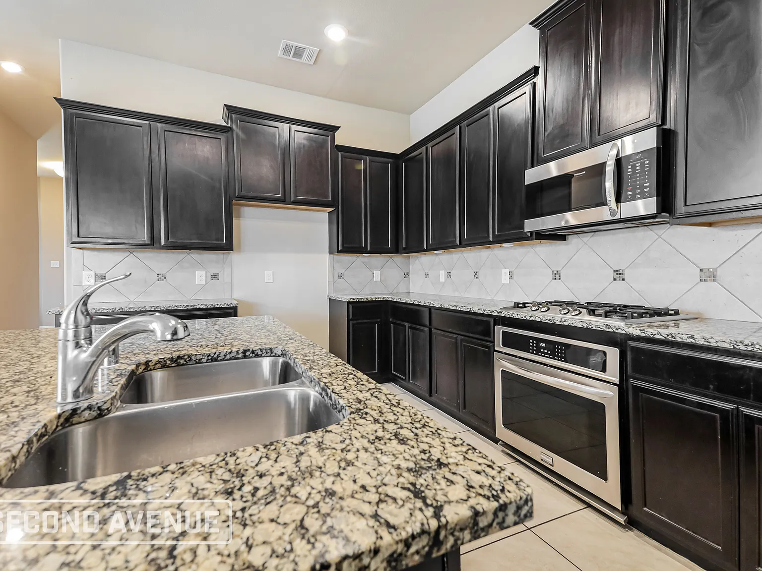5 bed, 2.0 bath, 2163 sqft, $2,549 — Photo 3