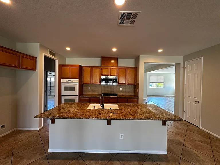 Emerald Ave — Photo 12