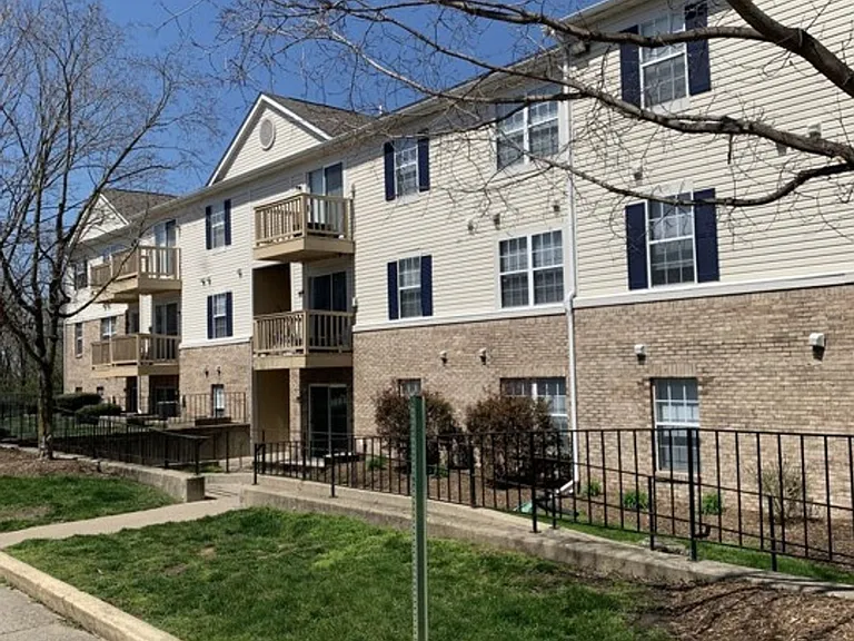 Vantage Pointe Apartments — Photo 17