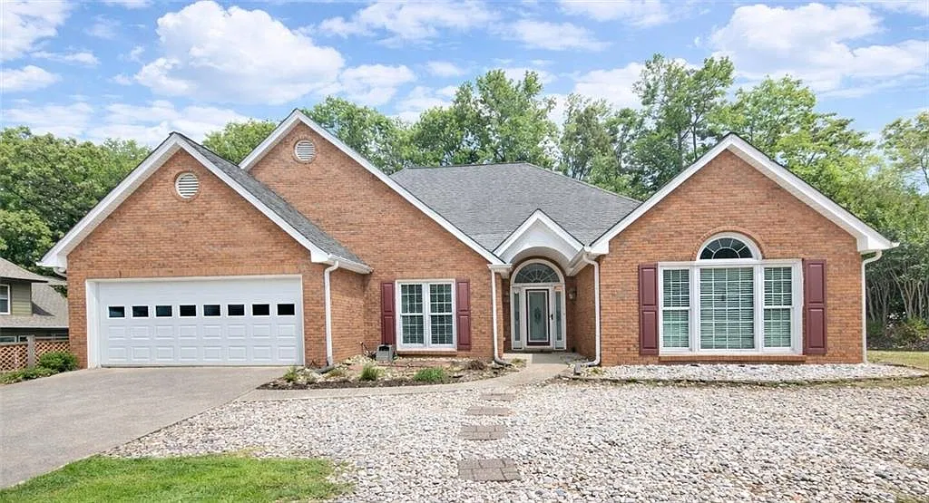 3 bed, 2.5 bath, 2475 sqft, $2,500 — Photo 1
