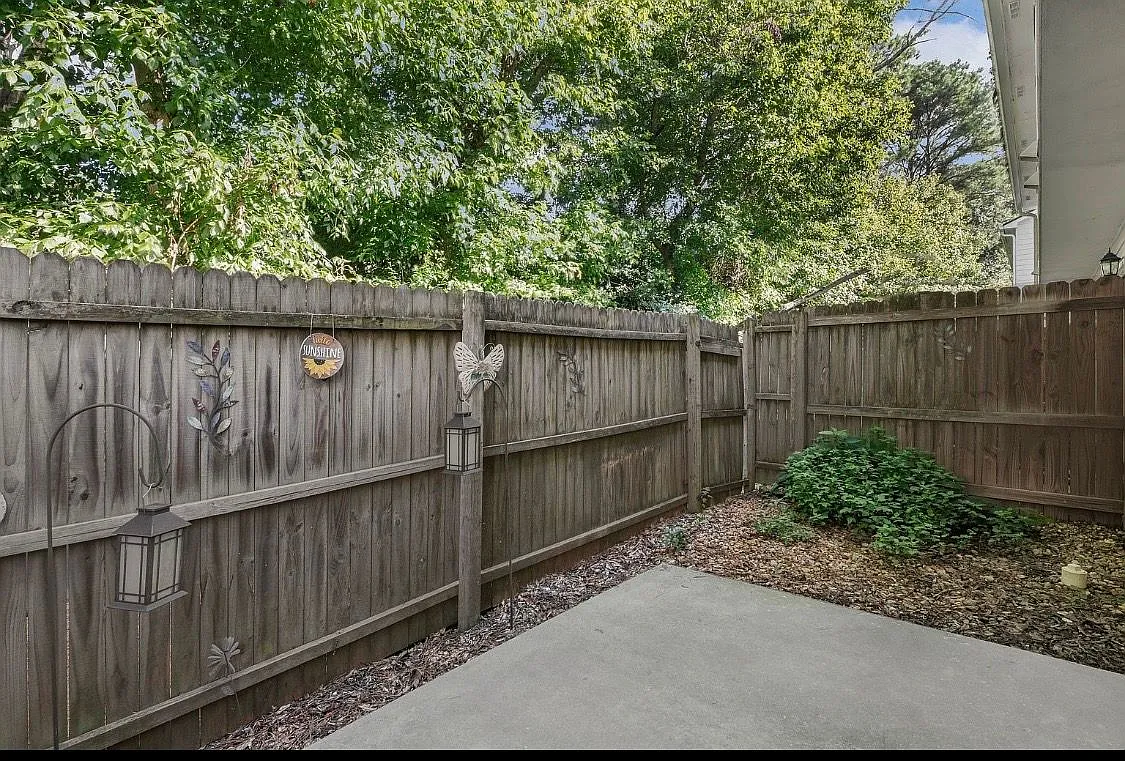 3 bed, 3.0 bath, 1206 sqft, $2,100 — Photo 2