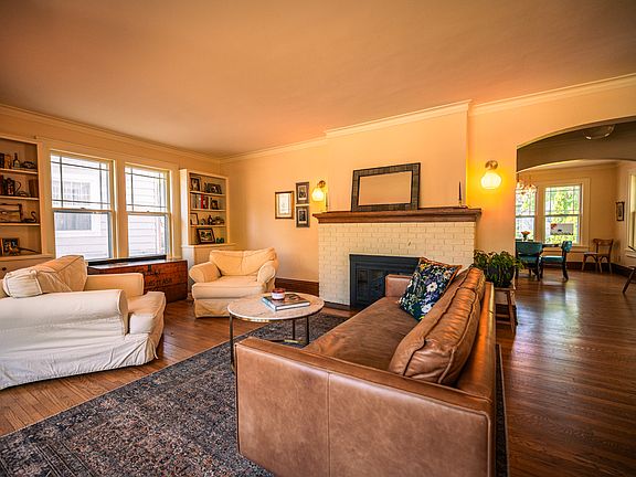 3rd image of 2222 Commonwealth Ave