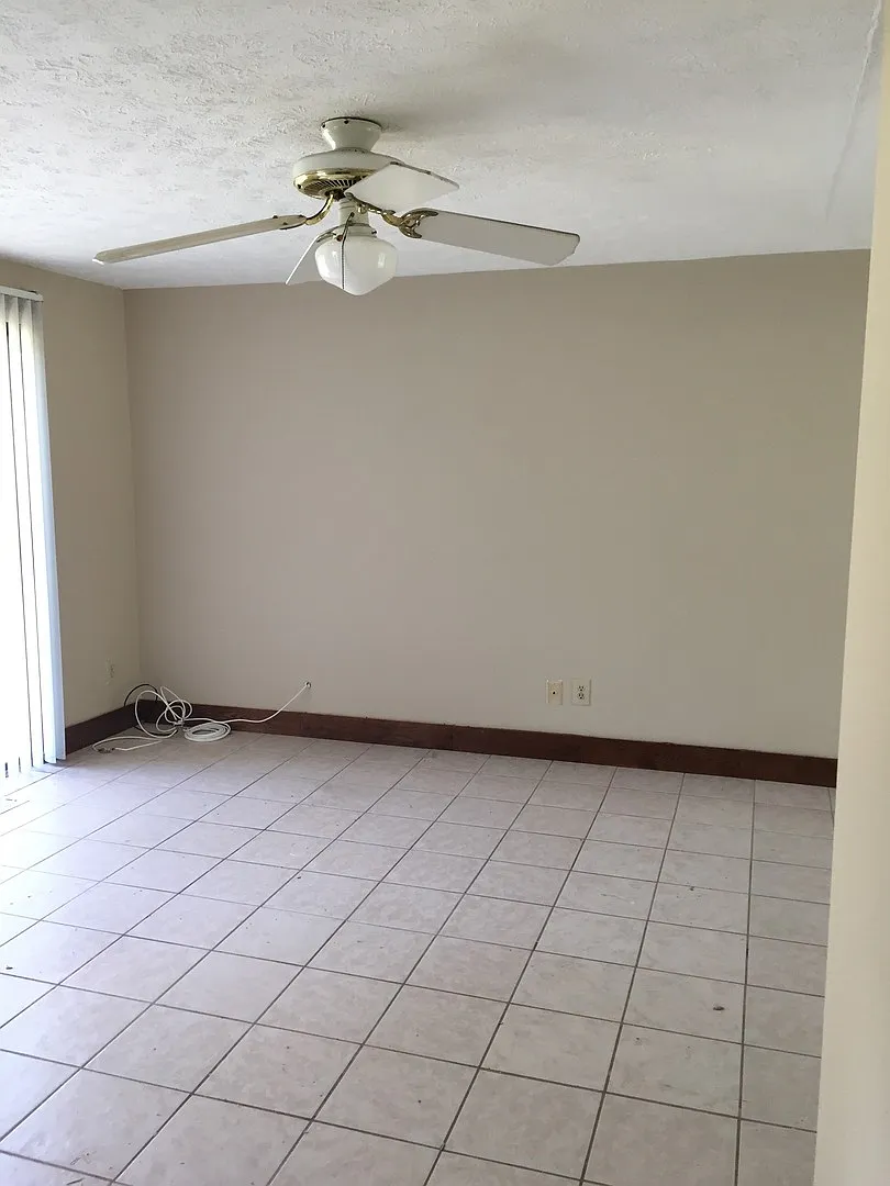Charming 4 bedroom / 2 bath home waiting for you. — Photo 3