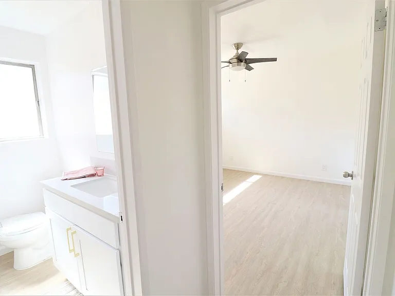 2 Weeks Free! Remodeled 1-Bedroom — Photo 25