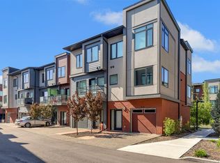 213 N Greenbriar Cmn NW, Calgary, AB T3B 6J3