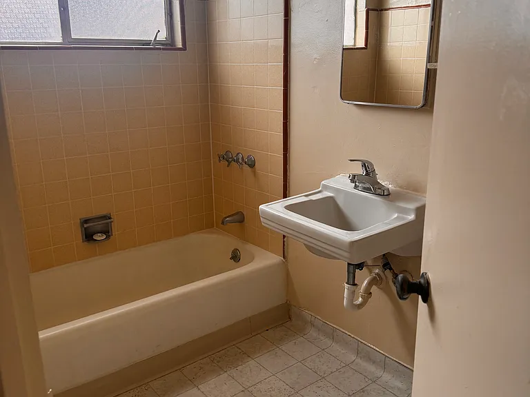 1242 Barry Ave #6 — Photo 7