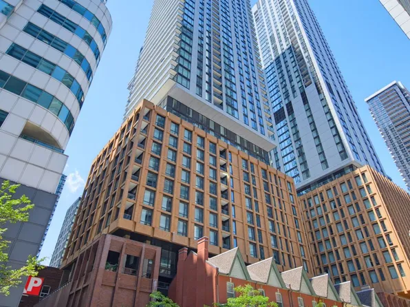 8 Widmer St #2403, Toronto, ON M5V 0W6