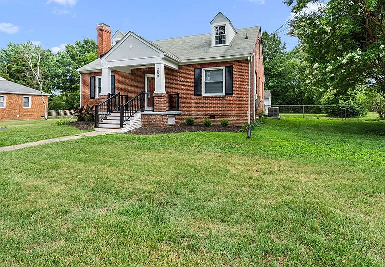 2501 Williams St — Photo 2