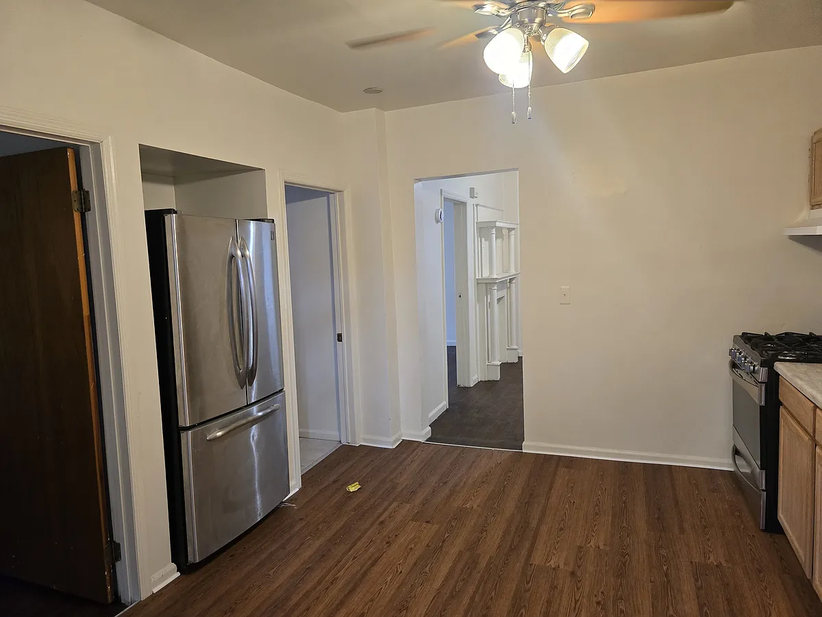 Building Photo - 576-578 E 38th St #1