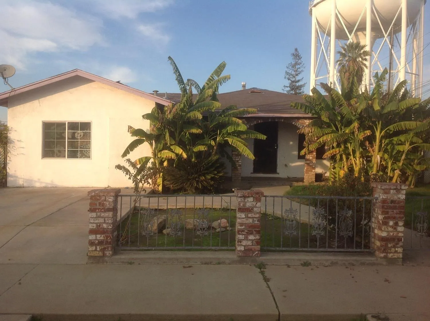 105 E Riverside Dr photo 1