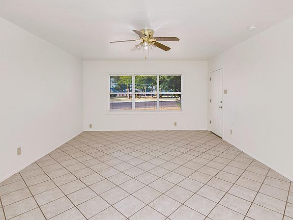 3rd image of 204 E LA CRESCENTA Avenue