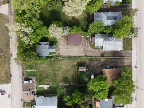 916/918 Valley St SE, Minot, ND 58701