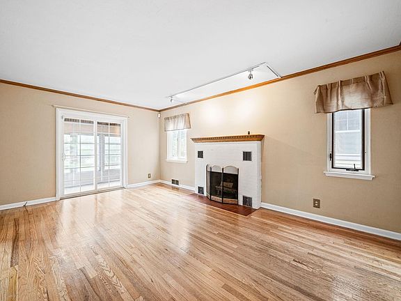 3rd image of 1934 Beverly Pl