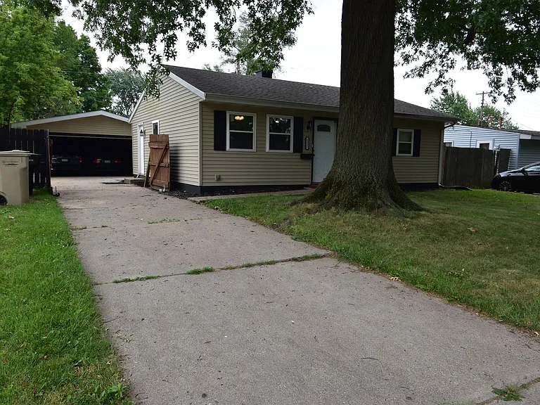 1332 Browne Ln — Photo 1