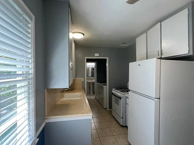 253 E Center St — Photo 8