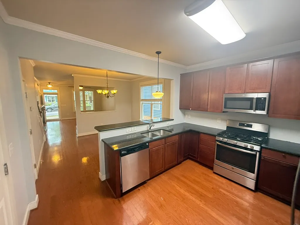 3 bed, 2.5 bath, 1807 sqft, $2,199 — Photo 4