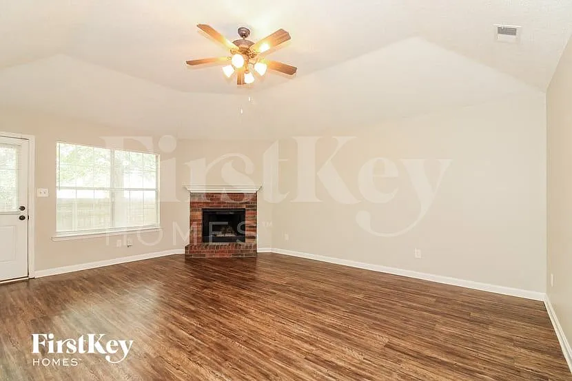 3 bed, 2.0 bath, 1515 sqft, $2,165 — Photo 4