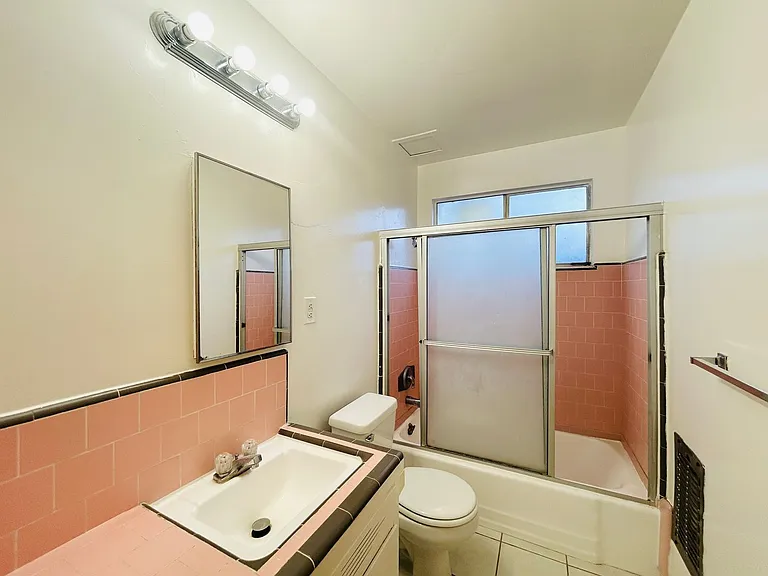 Wyandotte Apartments — Photo 8