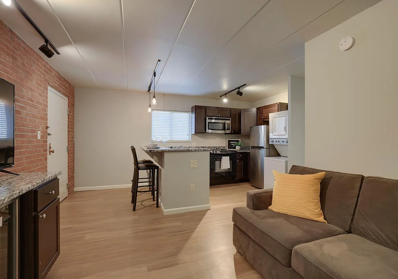 406 E Stoughton St — Photo 2