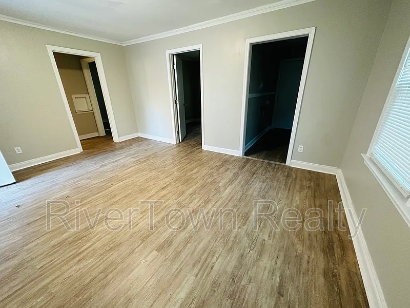 Building Photo - 1074 E Walthal Cir