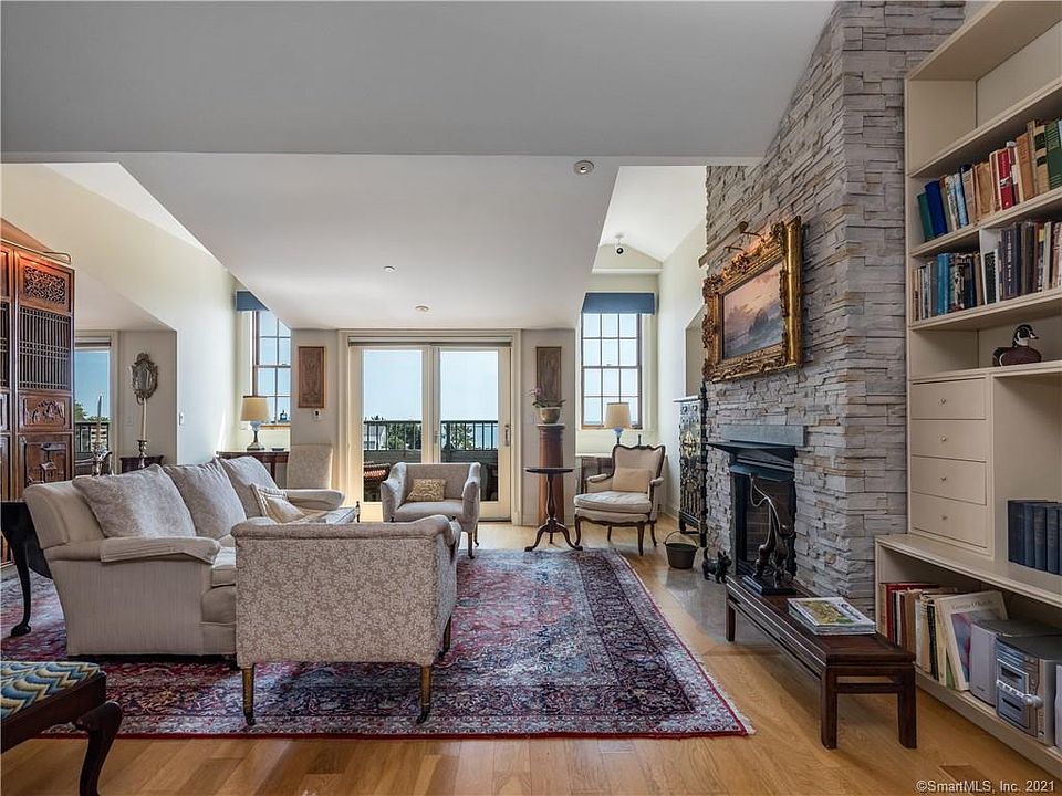 1st image of 8 Stonington Cmns Unit 31