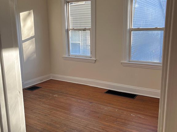 3rd image of 2207 Victor St Unit 1