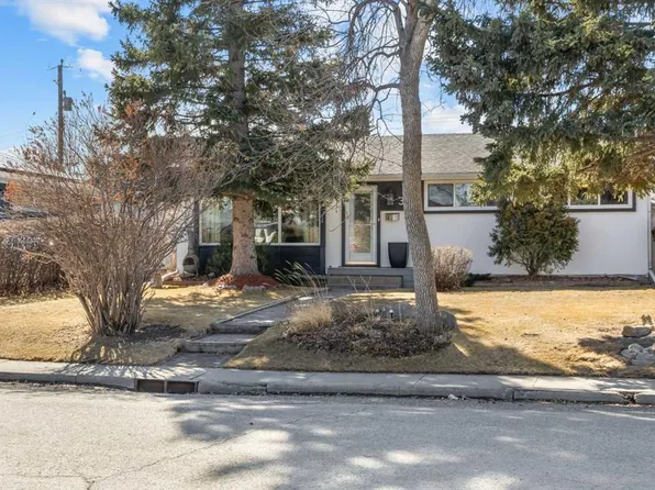 379 N Westwood Dr SW, Calgary, AB T3C 2W5