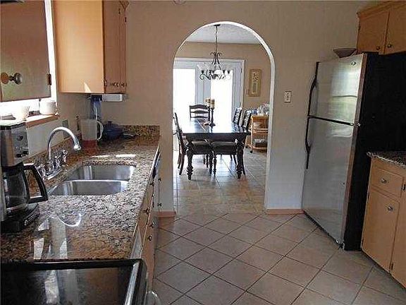 3rd image of 121 Kailua Ln