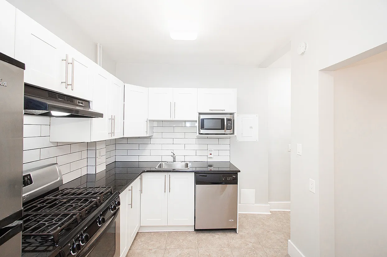 883 Grosvenor Avenue — Photo 2