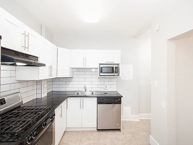 883 Grosvenor Ave #6 — Photo 2