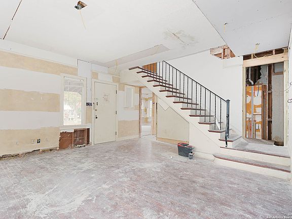 4th image of 264 E LULLWOOD AVE