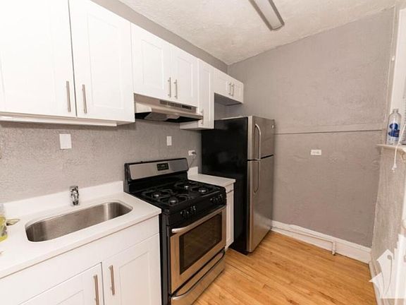 4th image of 631 W Cornelia Ave #2N