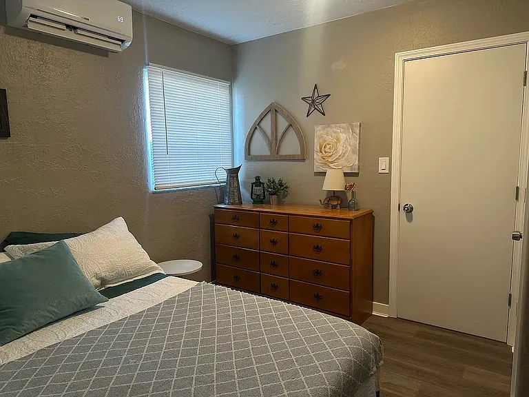 208 University Blvd SE — Photo 5