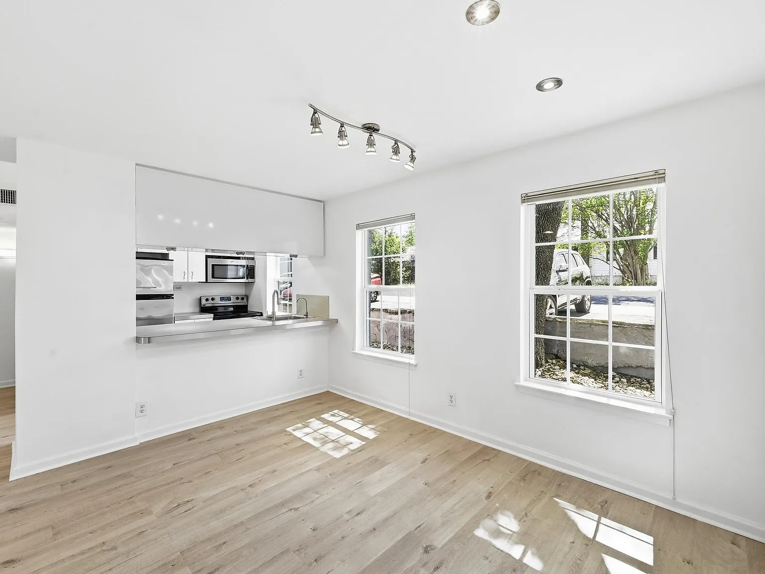 3 bed, 2.0 bath, 1239 sqft, $3,100 — Photo 4