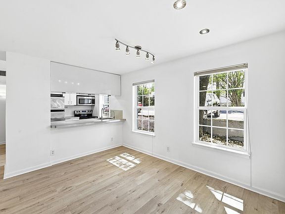 4th image of 300 Crockett St APT 116