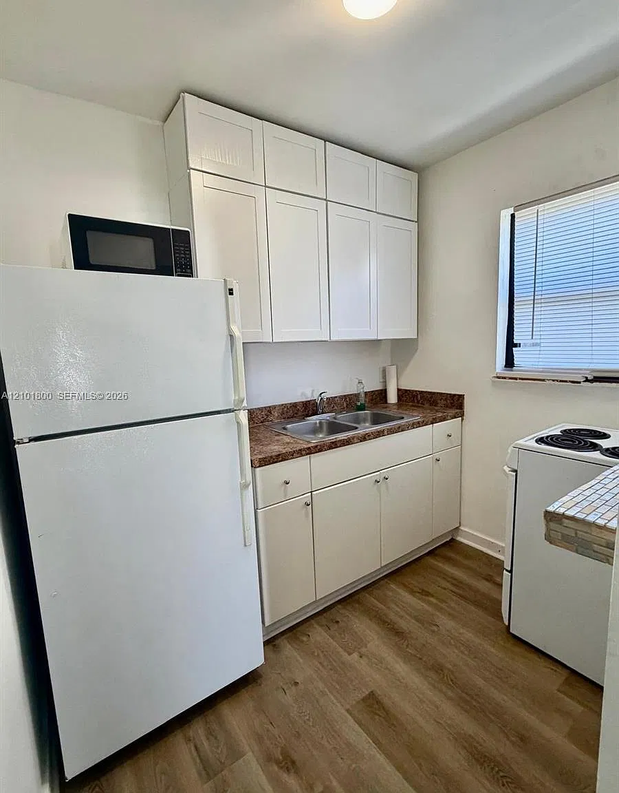 Hollywood South Side Add — Photo 3