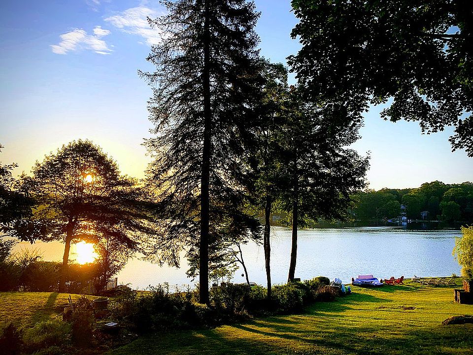 2nd image of 56 Cedar Lk W