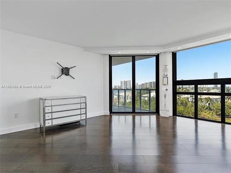 4000 Island Blvd #606 — Photo 25