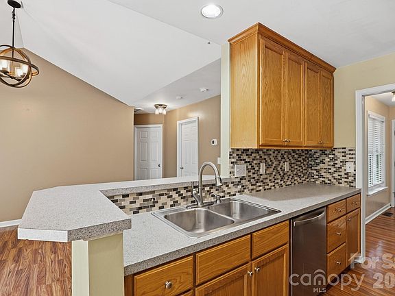 4th image of 610 Mountain Pl