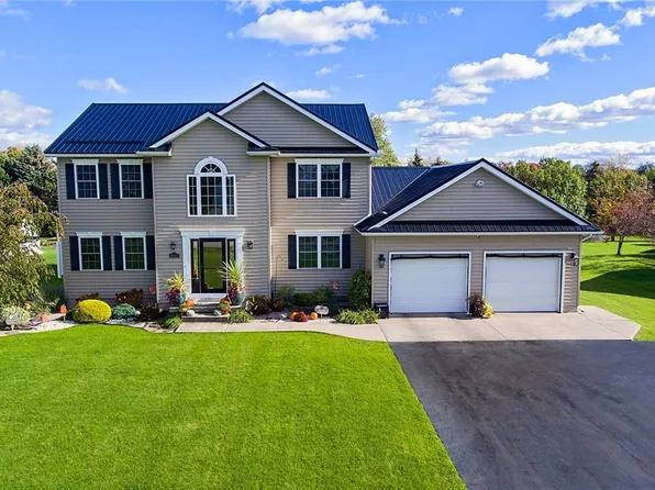 8465 Violet Ln, Batavia, NY 14020