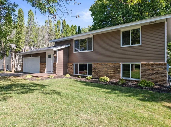 6641 Maple Dr, Rockford, MN 55373