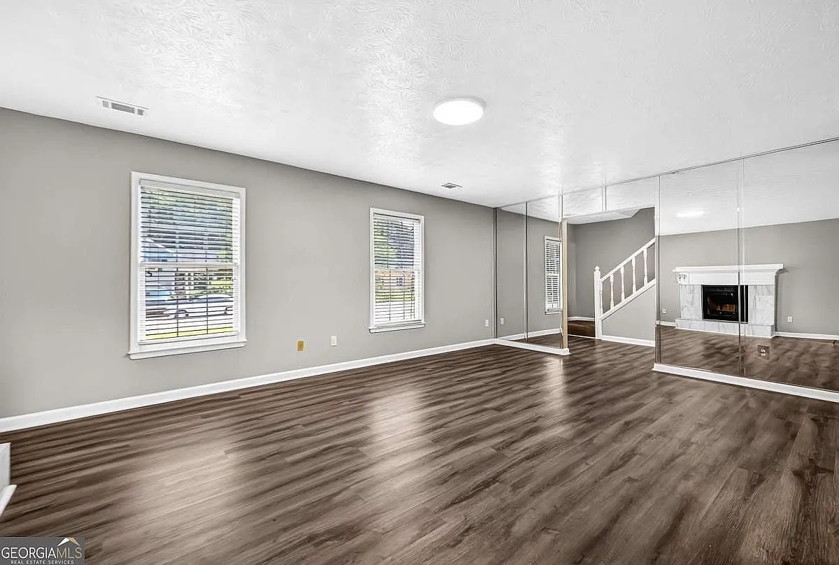 4 bed, 2.5 bath, 1829 sqft, $2,000 — Photo 2