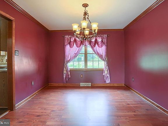 4th image of 888 Sunny Hill Ln