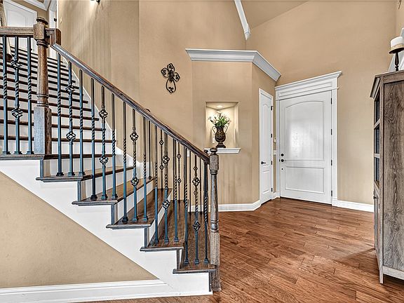 5th image of 903 SW Glen Arbor Ave