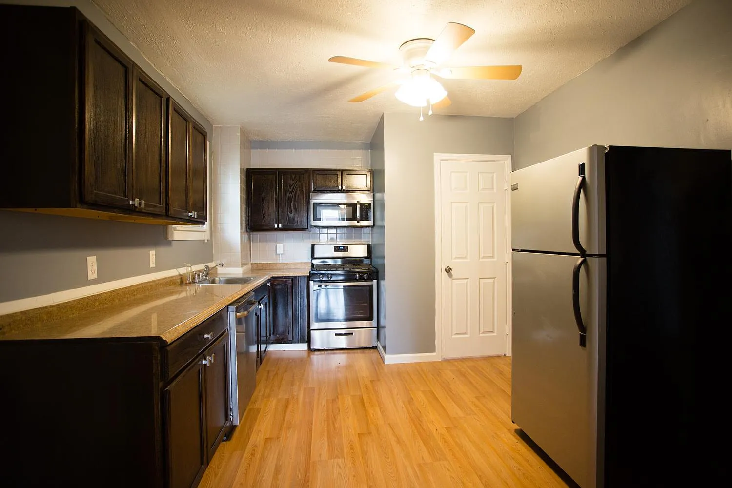 3 bed, 1.5 bath, 2000 sqft, $1,800 — Photo 4