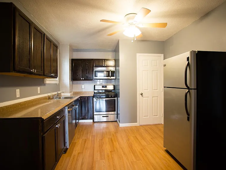 2425 Saranac Ave — Photo 4
