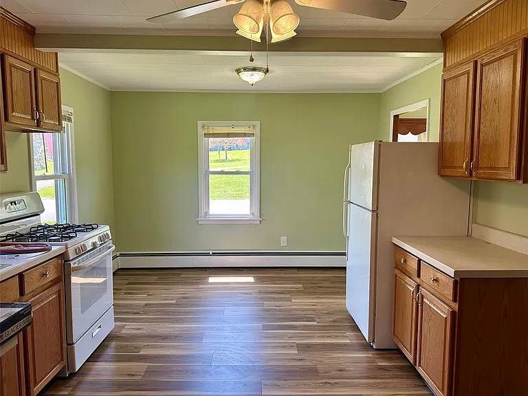 111 Round Hill Rd — Photo 8