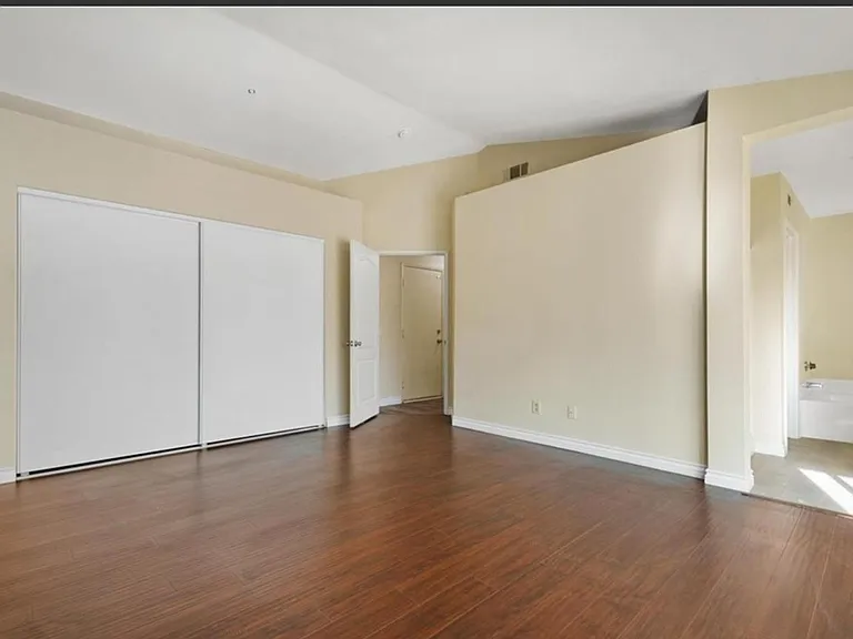 1645 W Victoria St — Photo 17